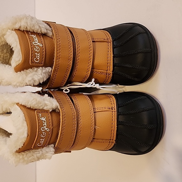 Cat and Jack brand winter boots for toddlers, size 6 - Picture 2 of 7